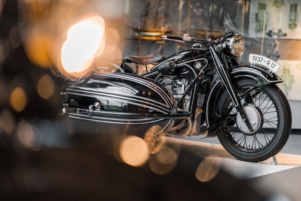 uma motocicleta está em exposição em um museu