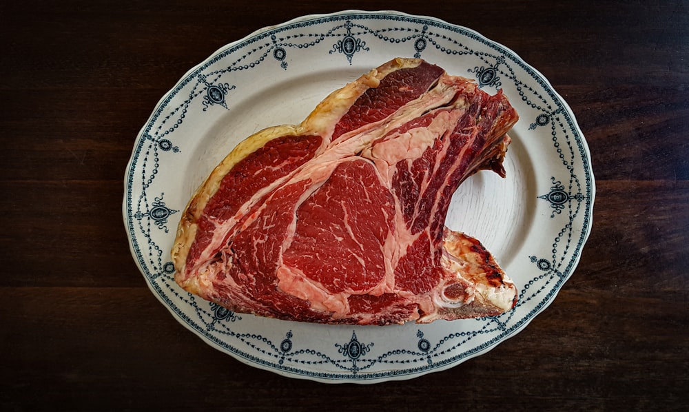 Ein Stück Fleisch auf einem Teller auf einem Tisch