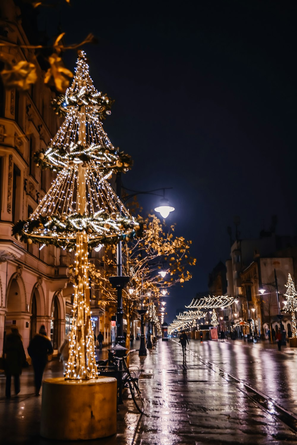 Ein beleuchteter Weihnachtsbaum auf einer Stadtstraße