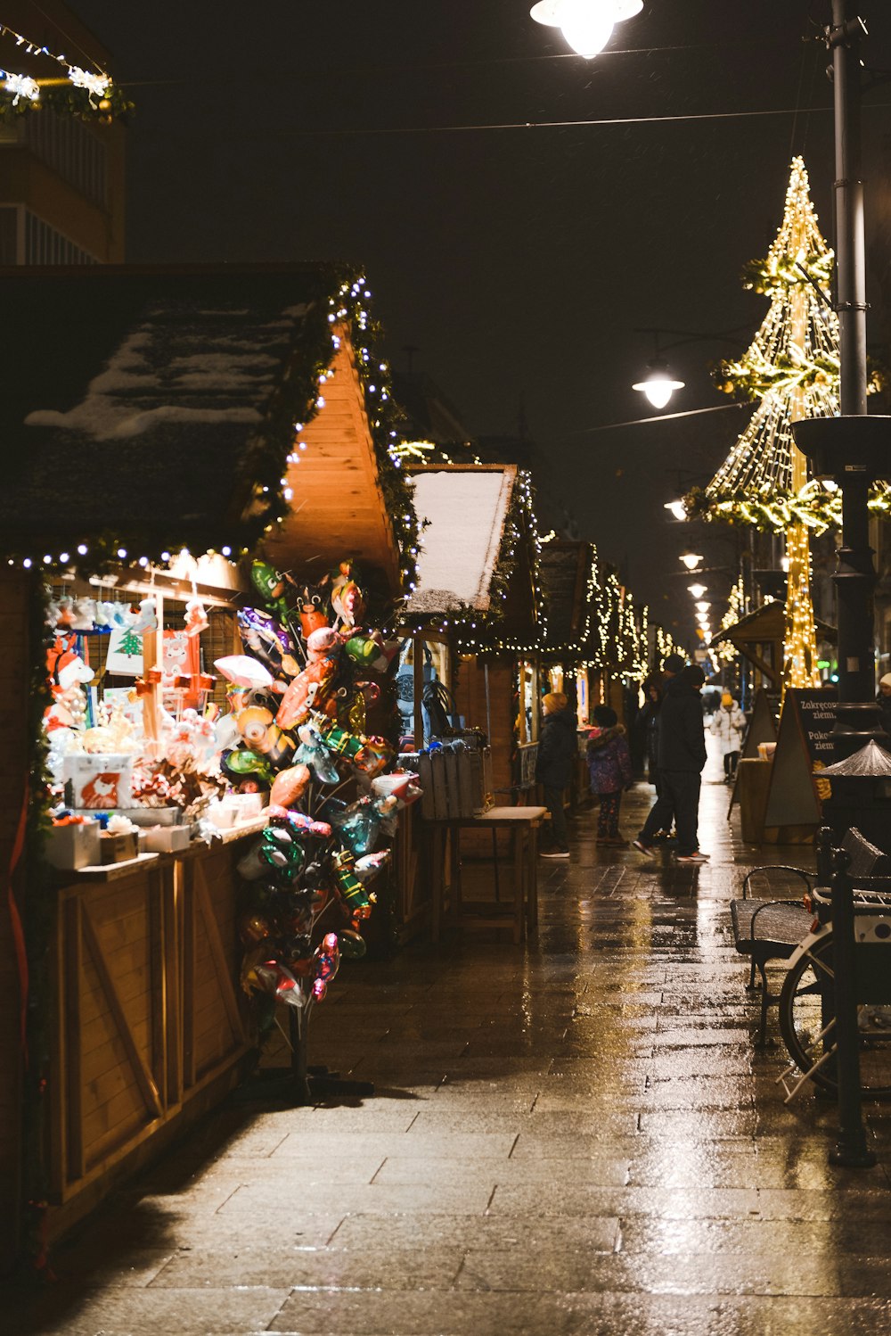 Una calle con muchas luces navideñas
