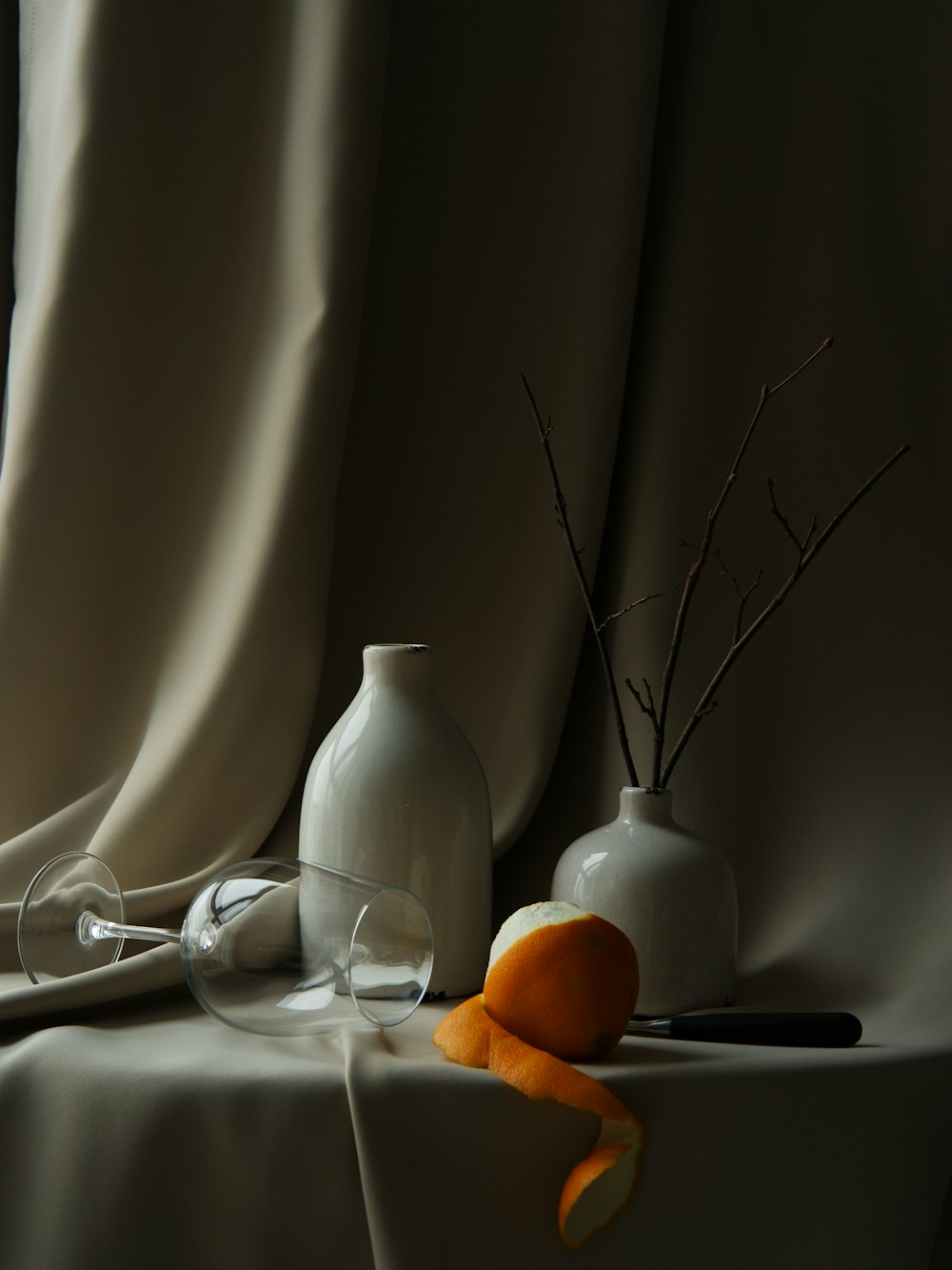 テーブルの上に置かれた白い花瓶