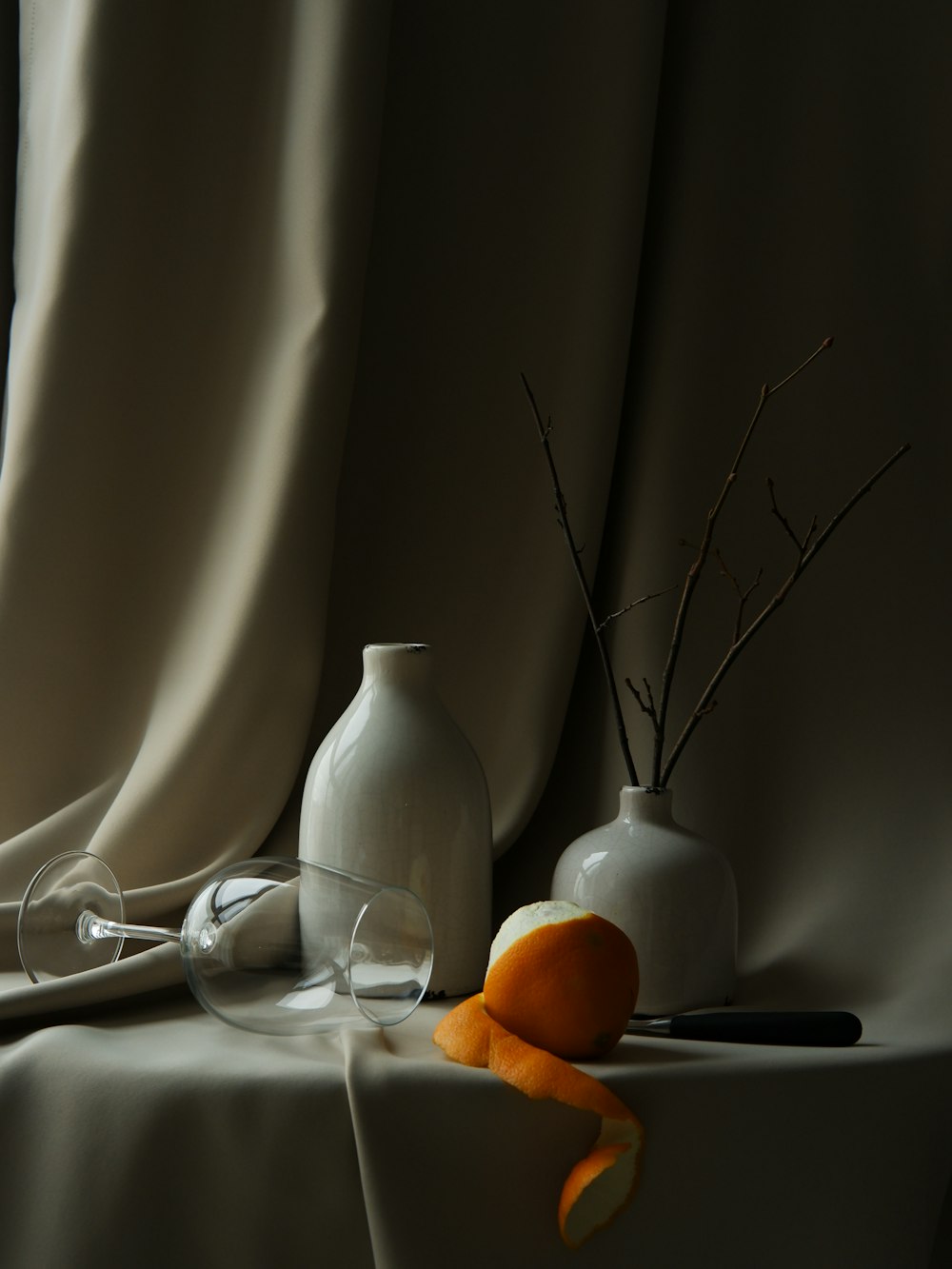 un vase blanc posé sur une table