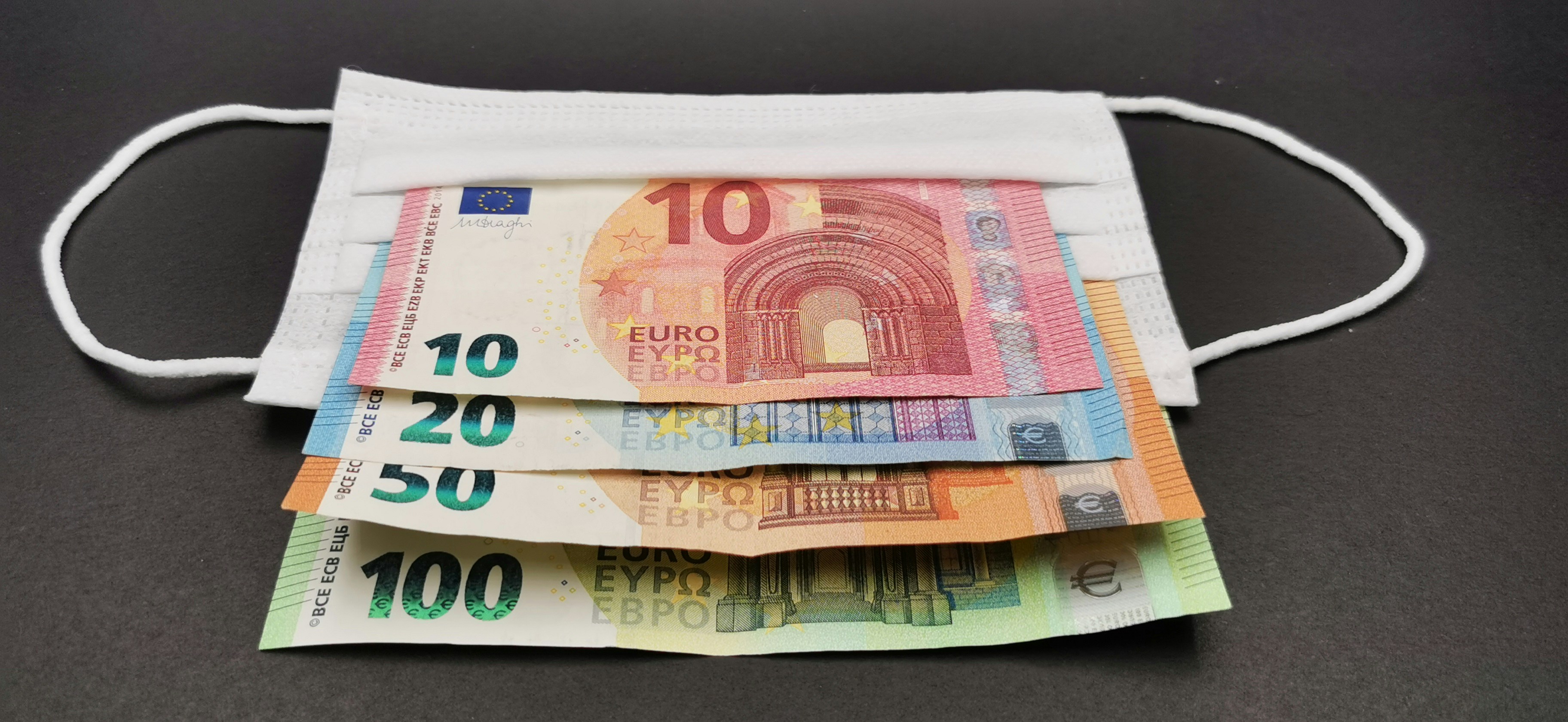 Ein Stapel Geld sitzt auf einem Tisch