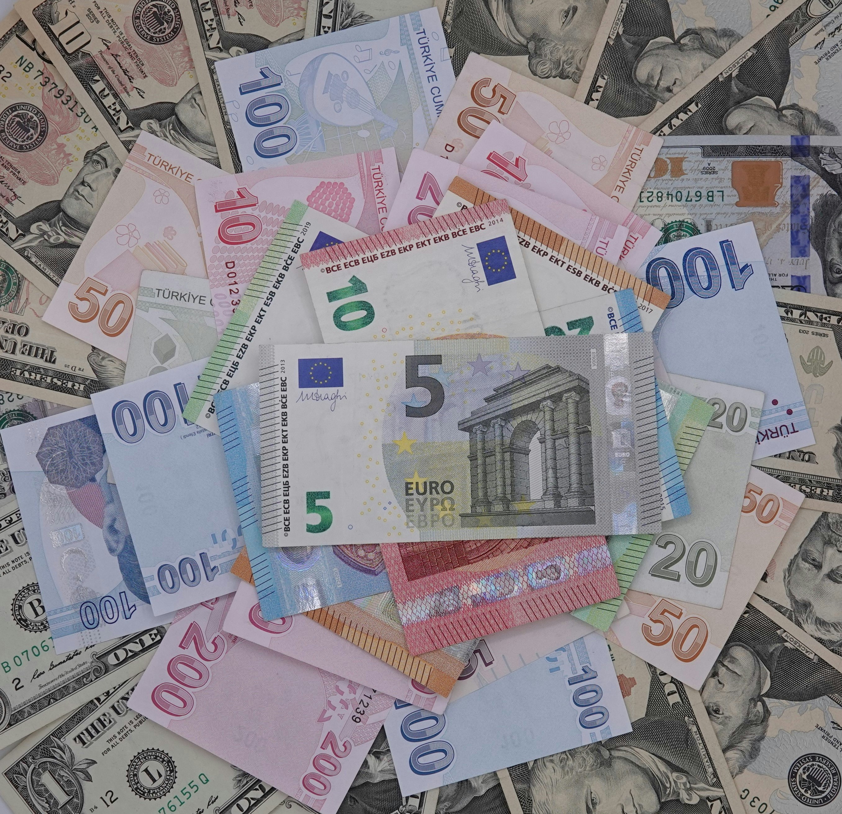 ein Haufen Geld, der übereinander sitzt