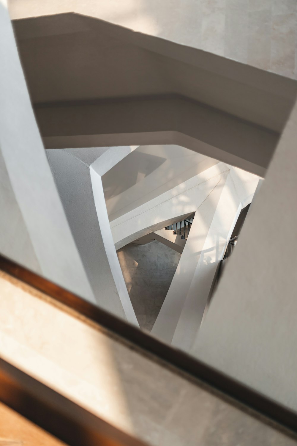 Una vista de un edificio a través de una ventana