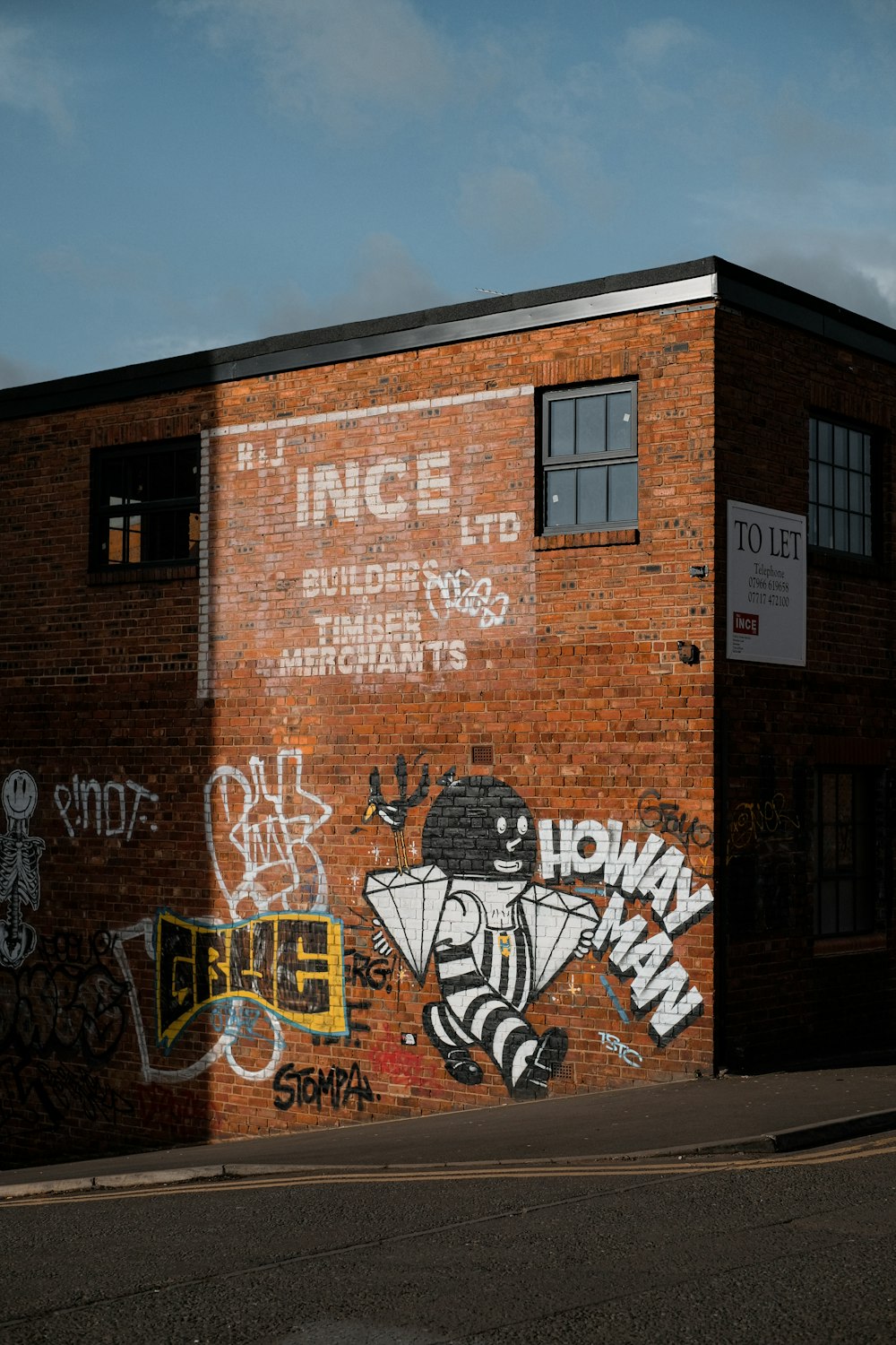 Un edificio de ladrillo con graffiti en el costado