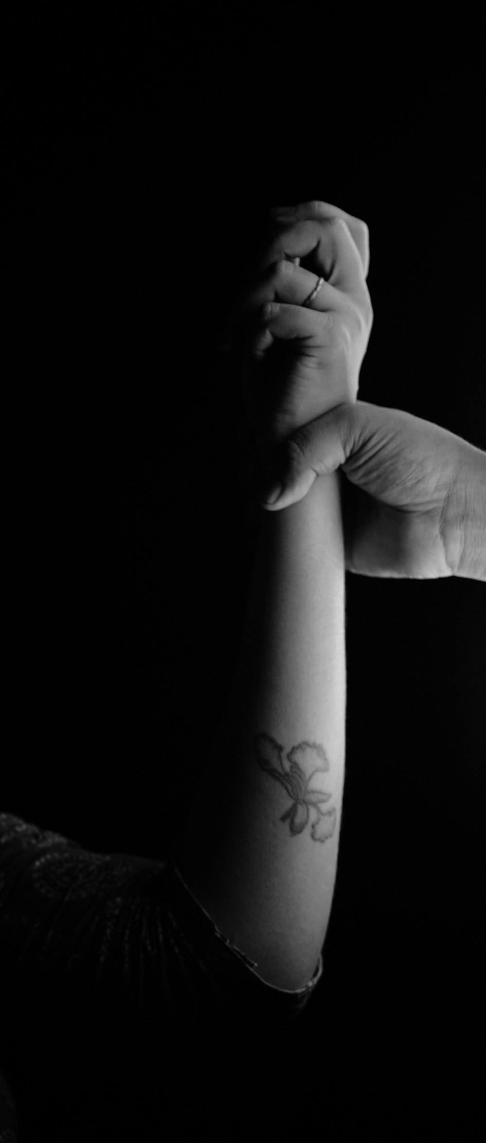 una persona con un tatuaggio sul braccio