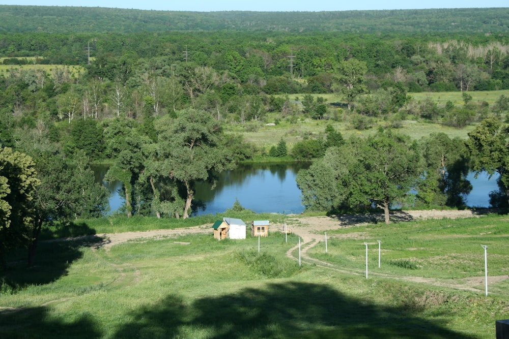 una vista di un lago e una piccola cabina in mezzo a un campo