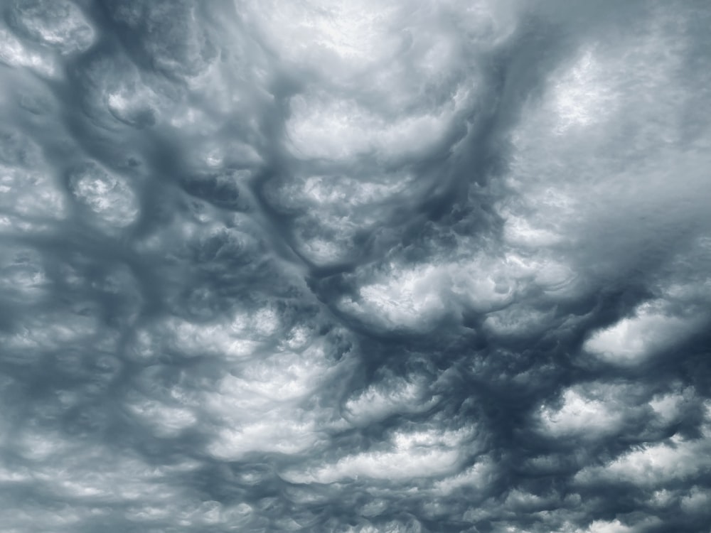 uma foto em preto e branco de um céu nublado