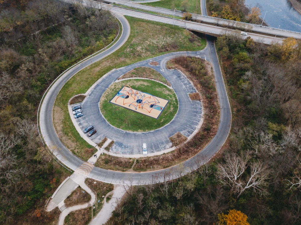 Una vista aérea de una cancha de baloncesto en medio de una carretera