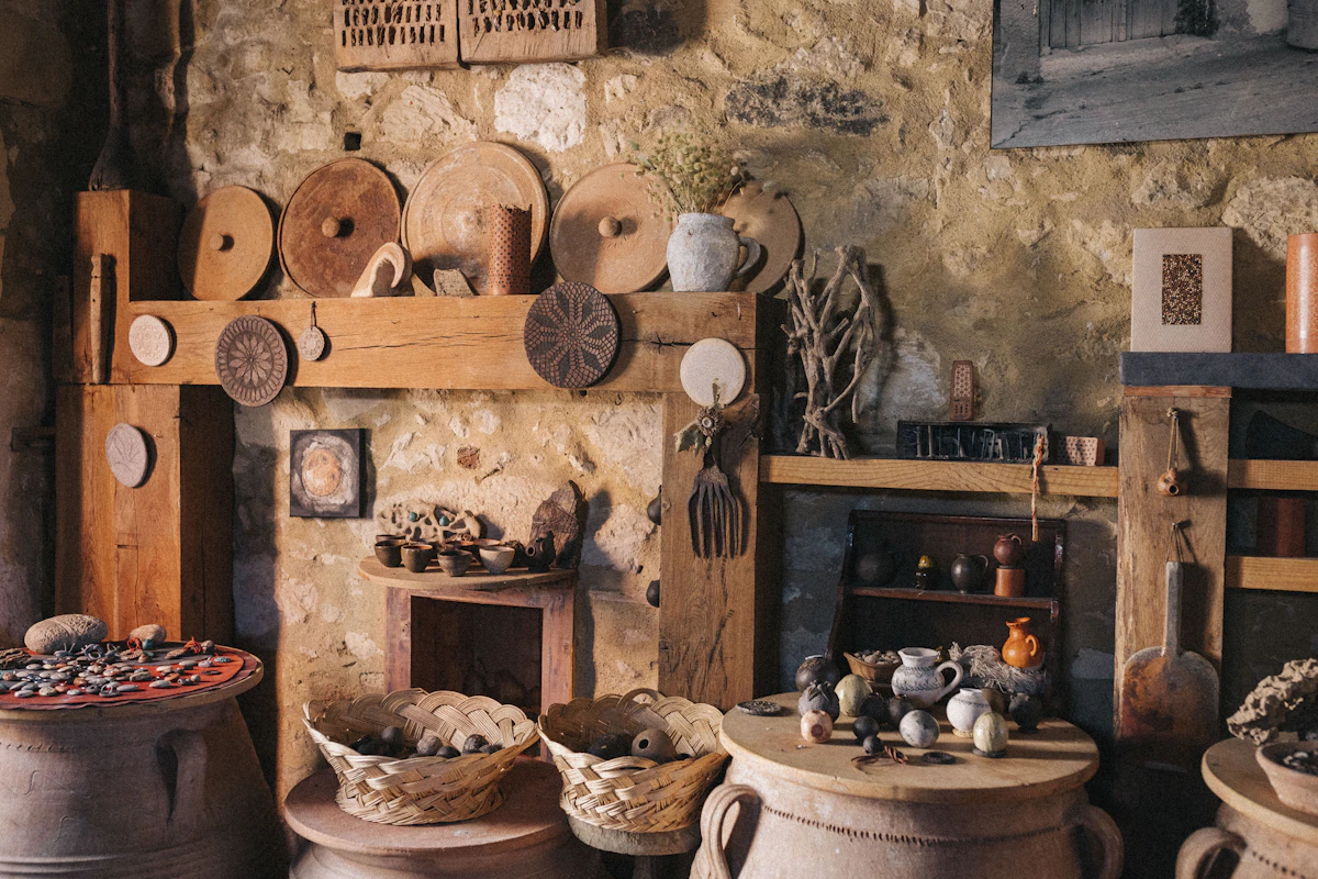 Atelier de céramique rempli de pots et de paniers empilés sur des étagères