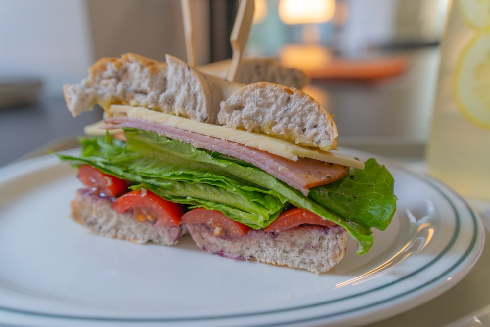 Un primer plano de un sándwich en un plato