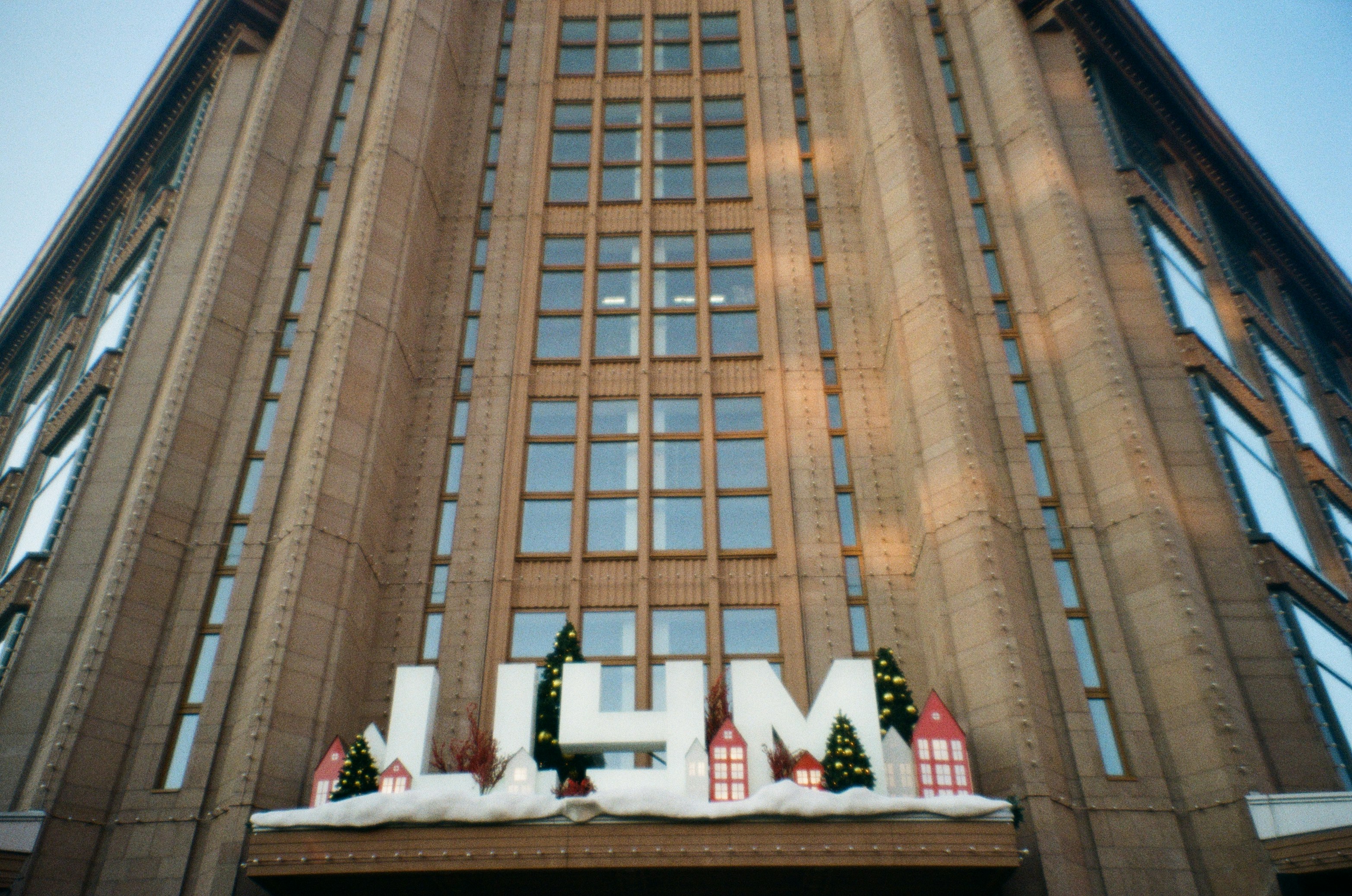 um grande edifício com uma placa que diz h m sobre ele