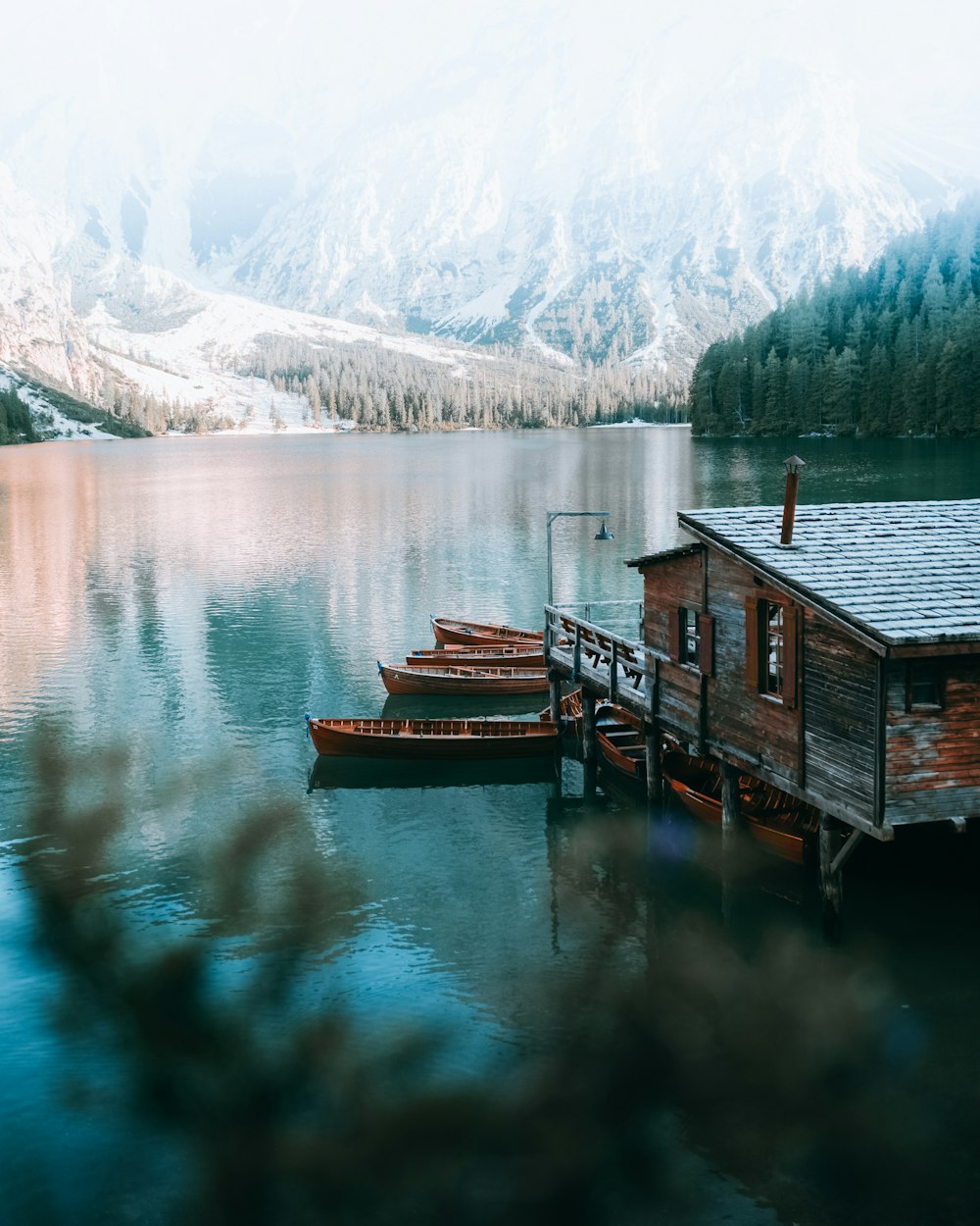 quelques bateaux assis dans l’eau