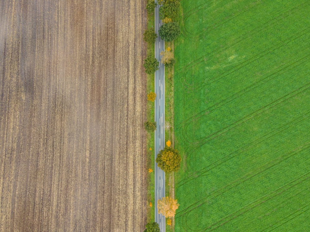 uma vista aérea de uma estrada no meio de um campo