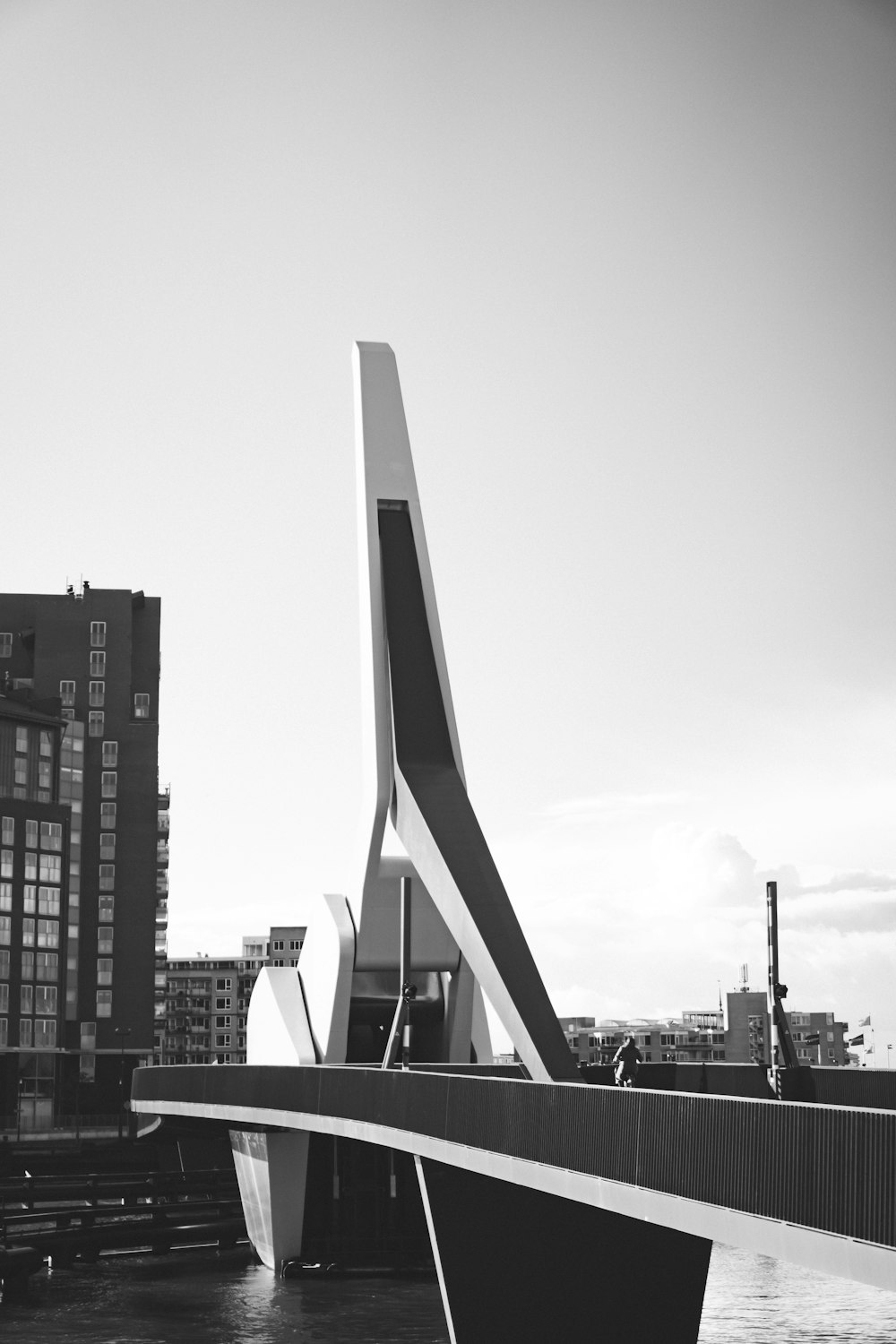 uma foto em preto e branco de uma ponte