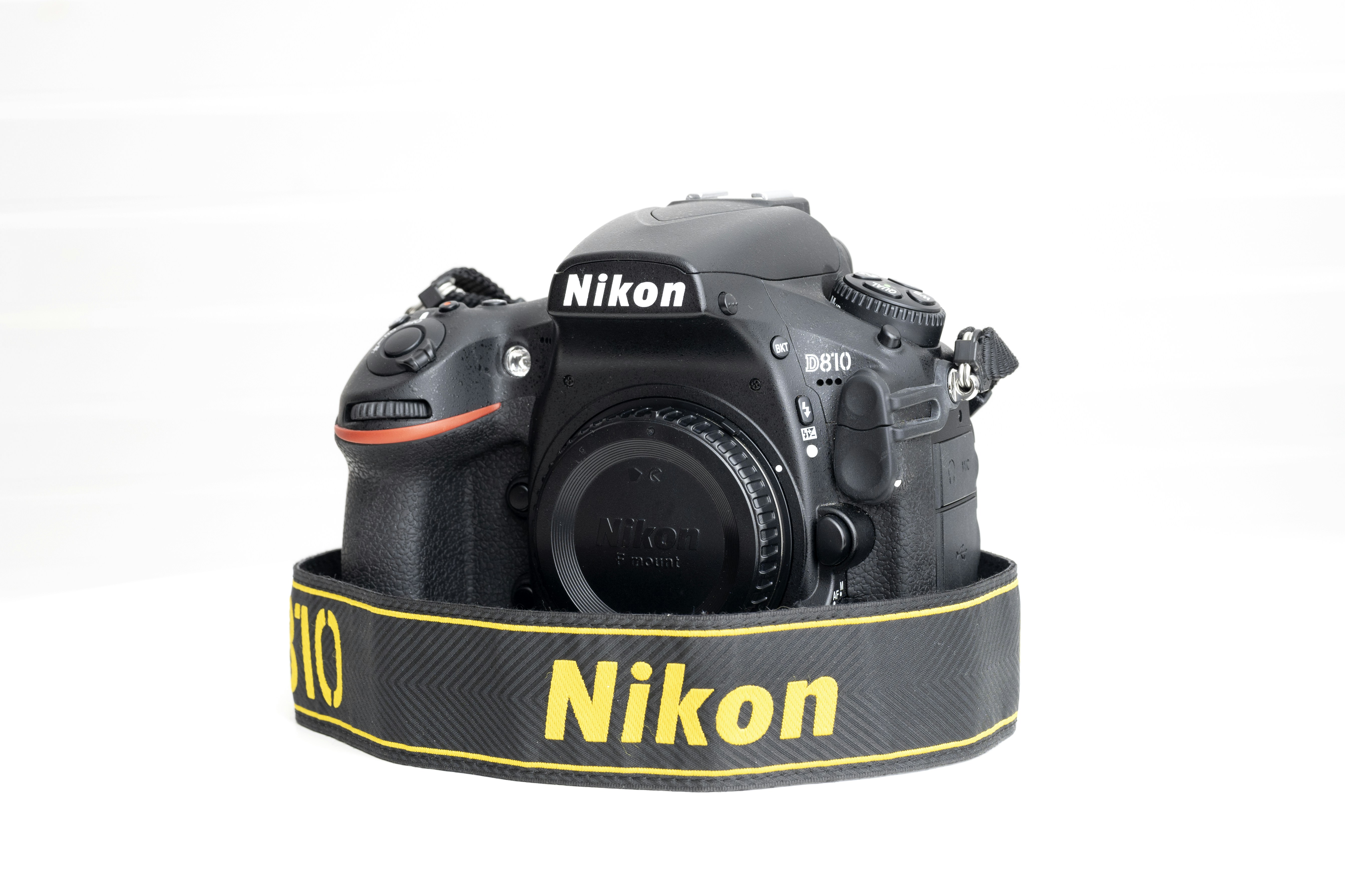 uma câmera com uma pulseira nikon presa a ela