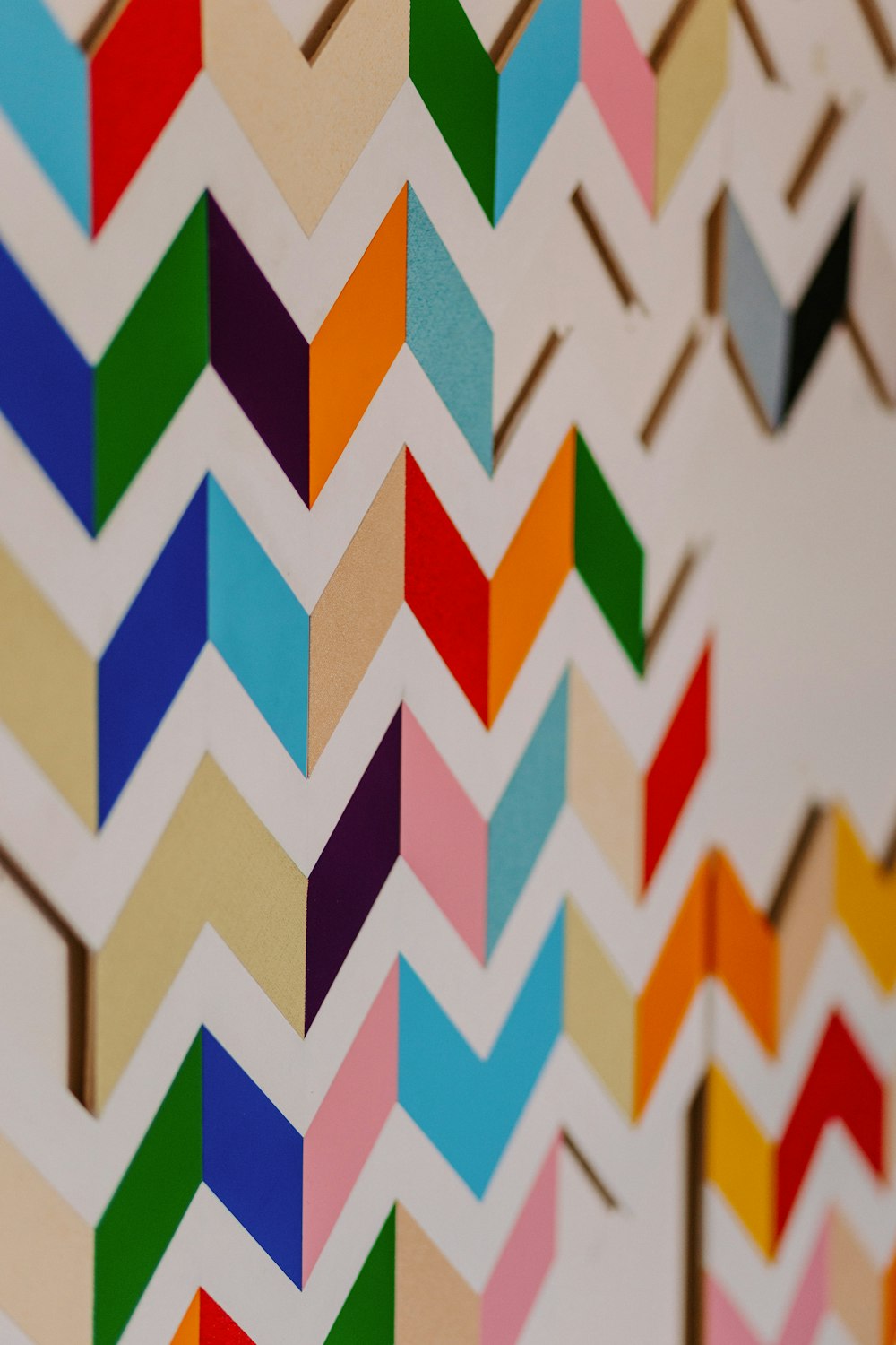 um close up de um padrão multicolorido em uma parede