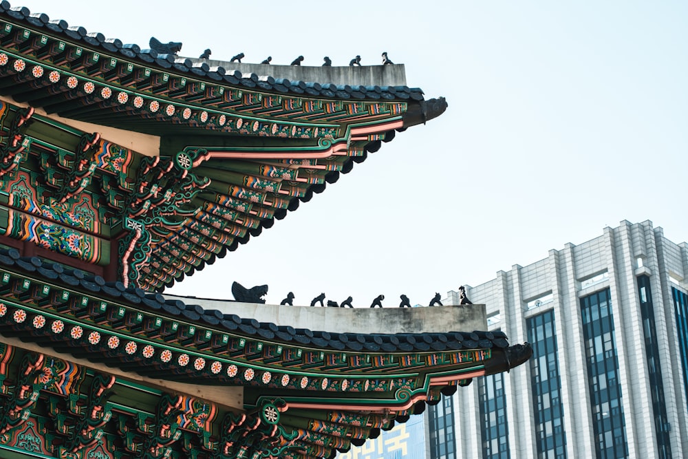 un gruppo di uccelli seduti sul tetto di un edificio