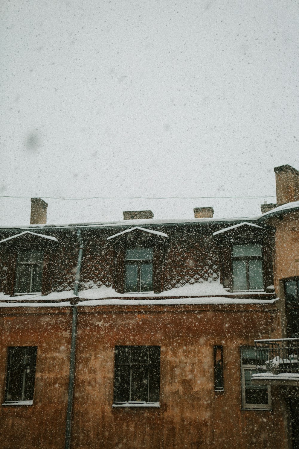 Un edificio cubierto de nieve con muchas ventanas
