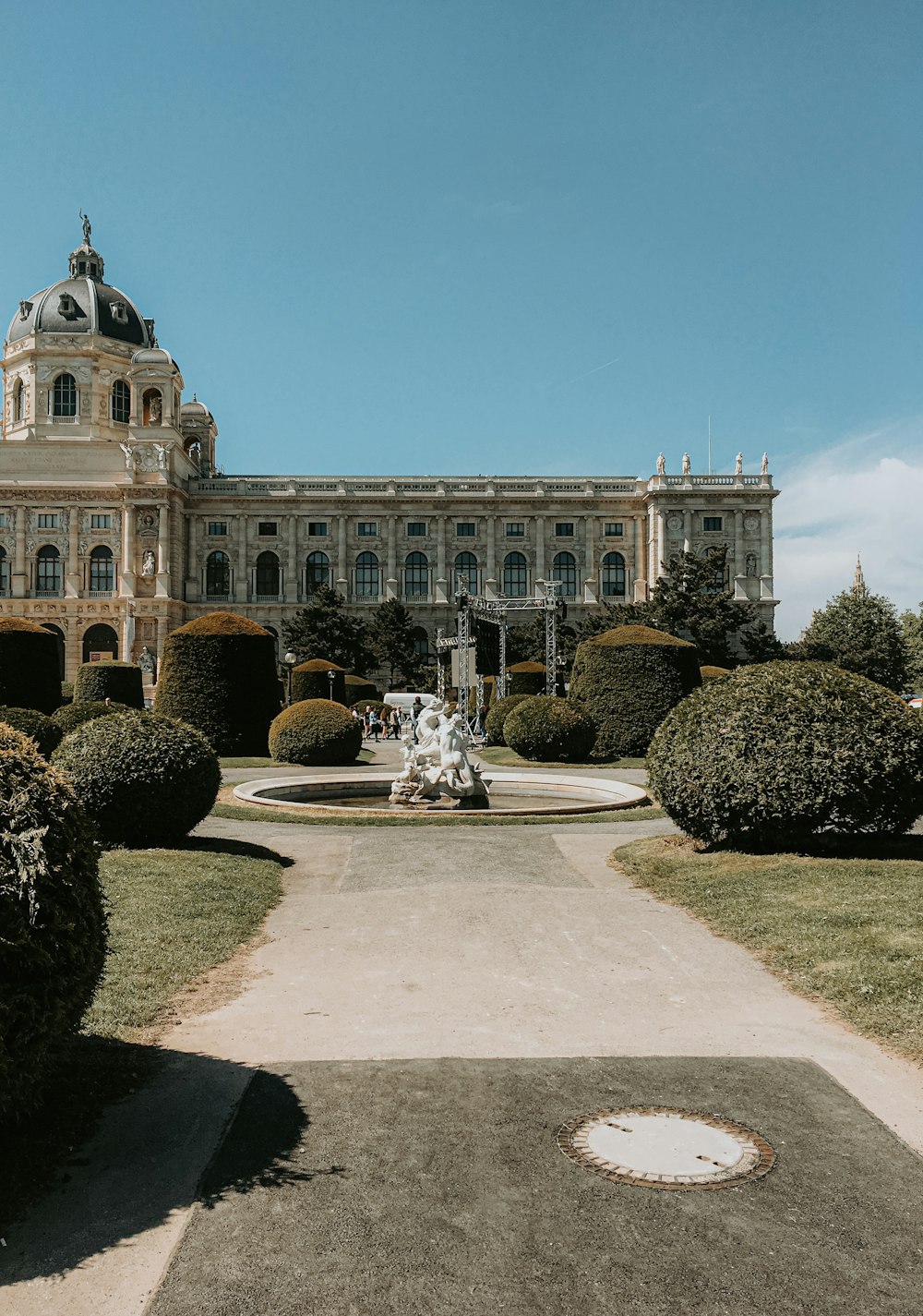 un grande edificio con una fontana di fronte ad esso