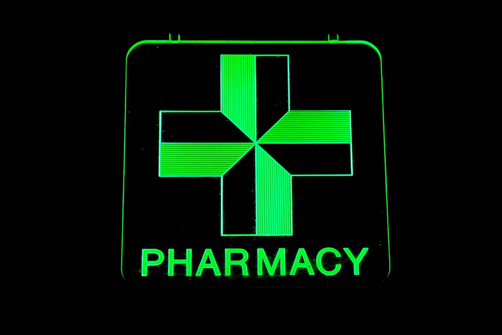 Enseigne verte de pharmacie en forme de croix — photo d'illustration, non prise à Vallorcine