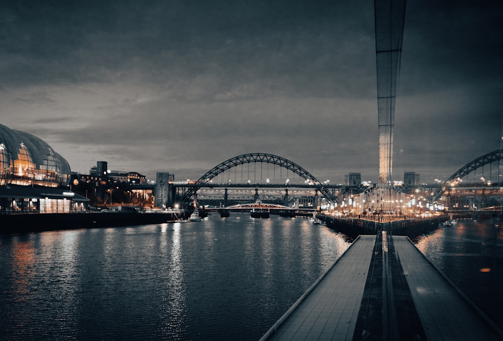 uma vista de uma ponte sobre um corpo de água