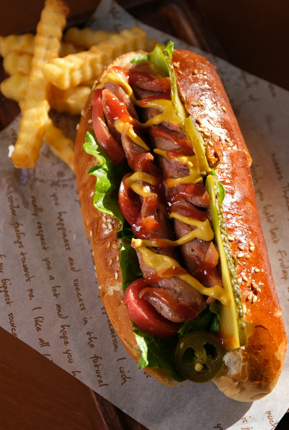 um cachorro-quente em um pão com ketchup, mostarda e saborear