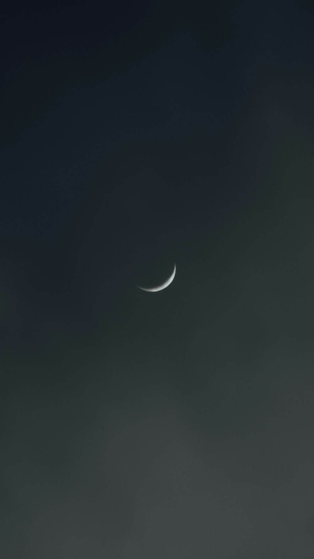 暗い雲の切れ間から月が見える
