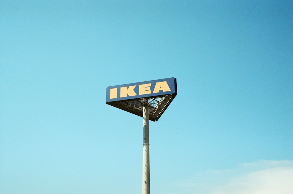Un letrero de IKEA en un poste contra un cielo azul