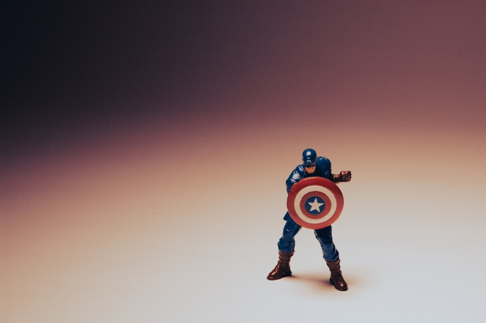Un juguete de un Capitán América sosteniendo un escudo