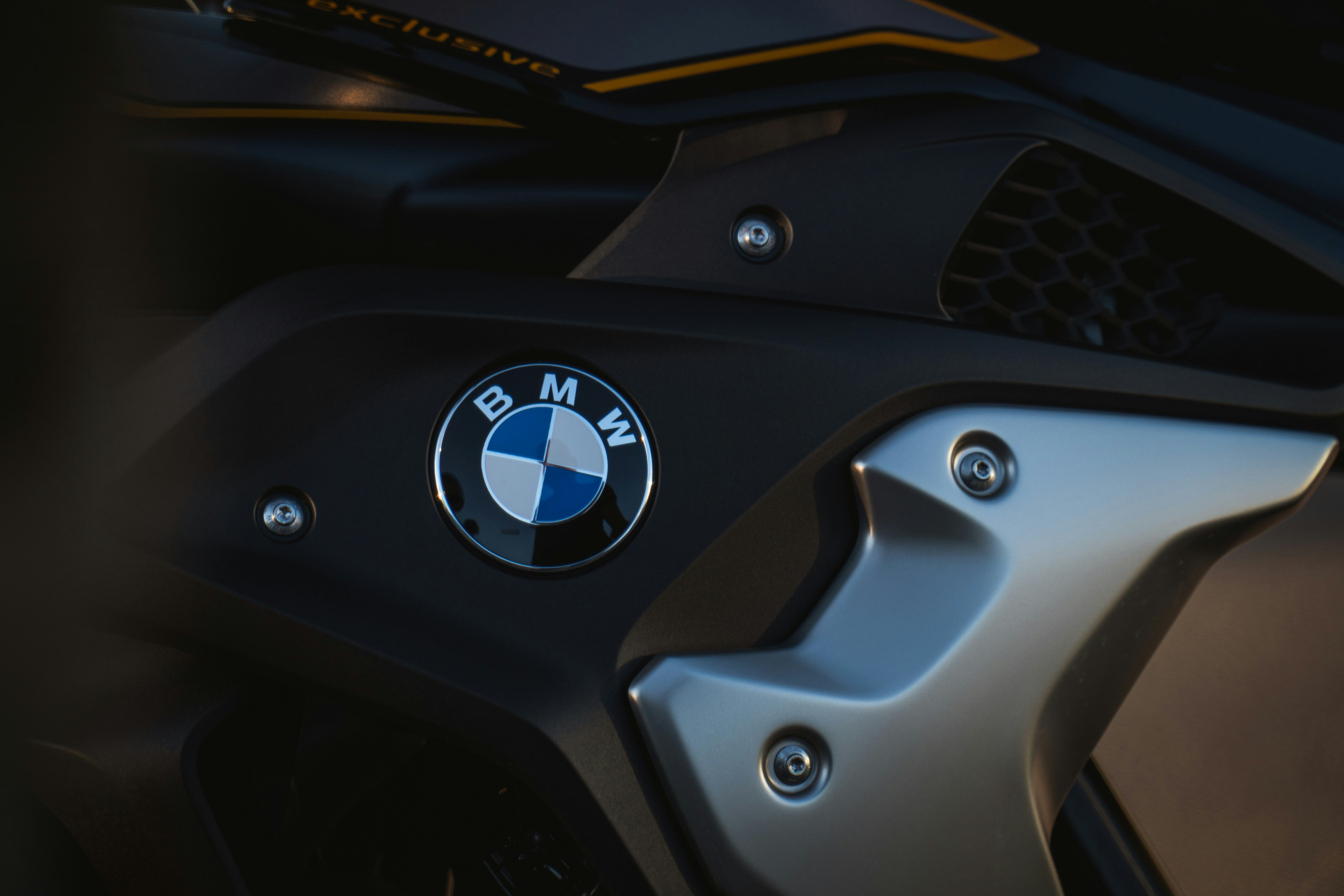 BMW logo on GS R 1250 black paint
