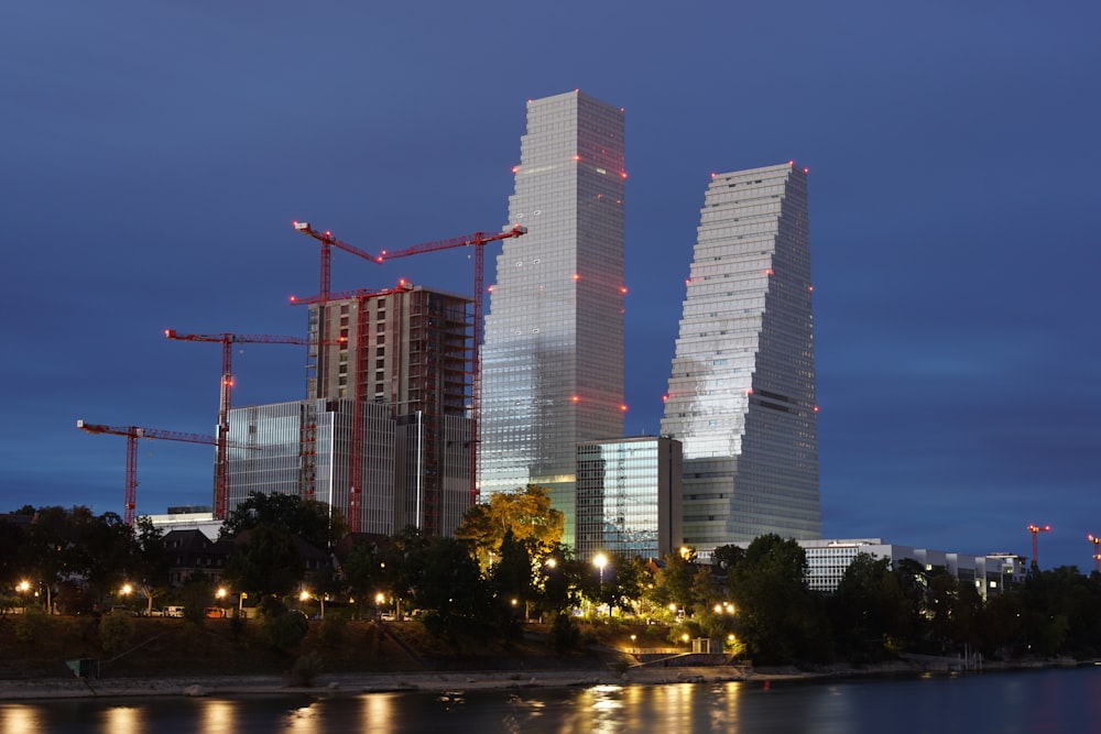 Eine Gruppe hoher Gebäude neben einem Gewässer