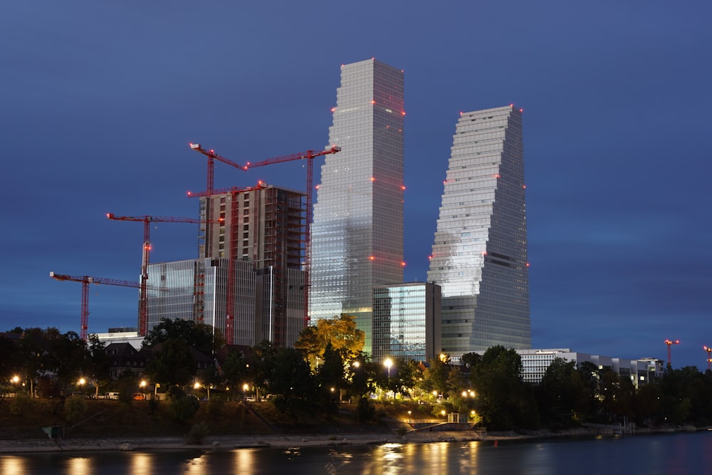 Un grupo de edificios altos junto a un cuerpo de agua