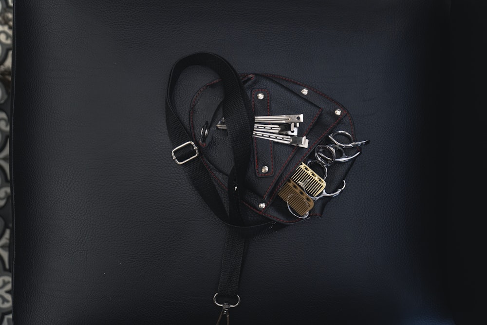 una borsa nera con cinturino nero e lucchetto d'oro
