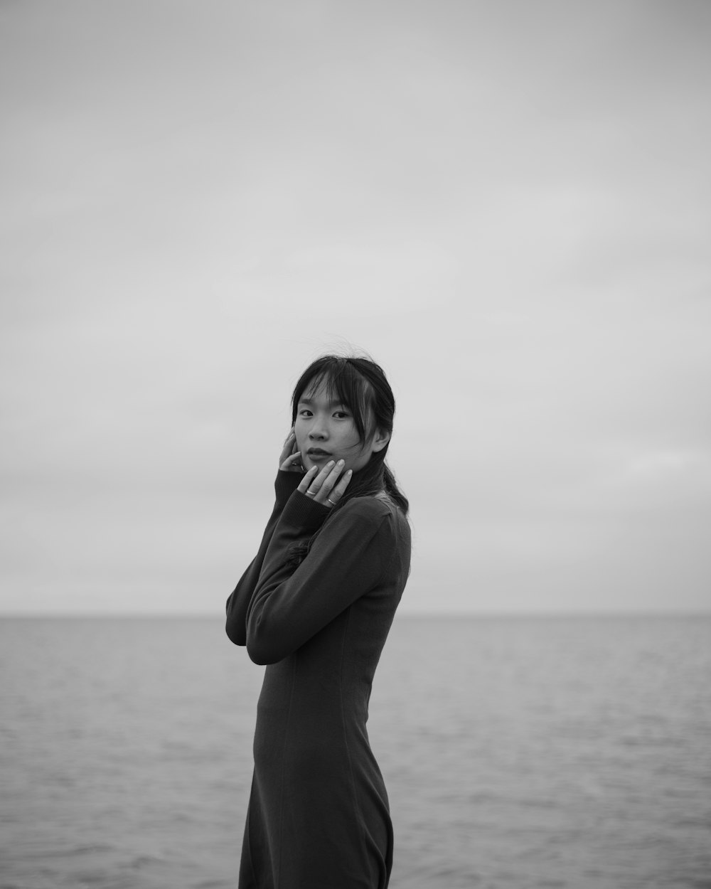 Eine Frau steht an einem Strand am Meer