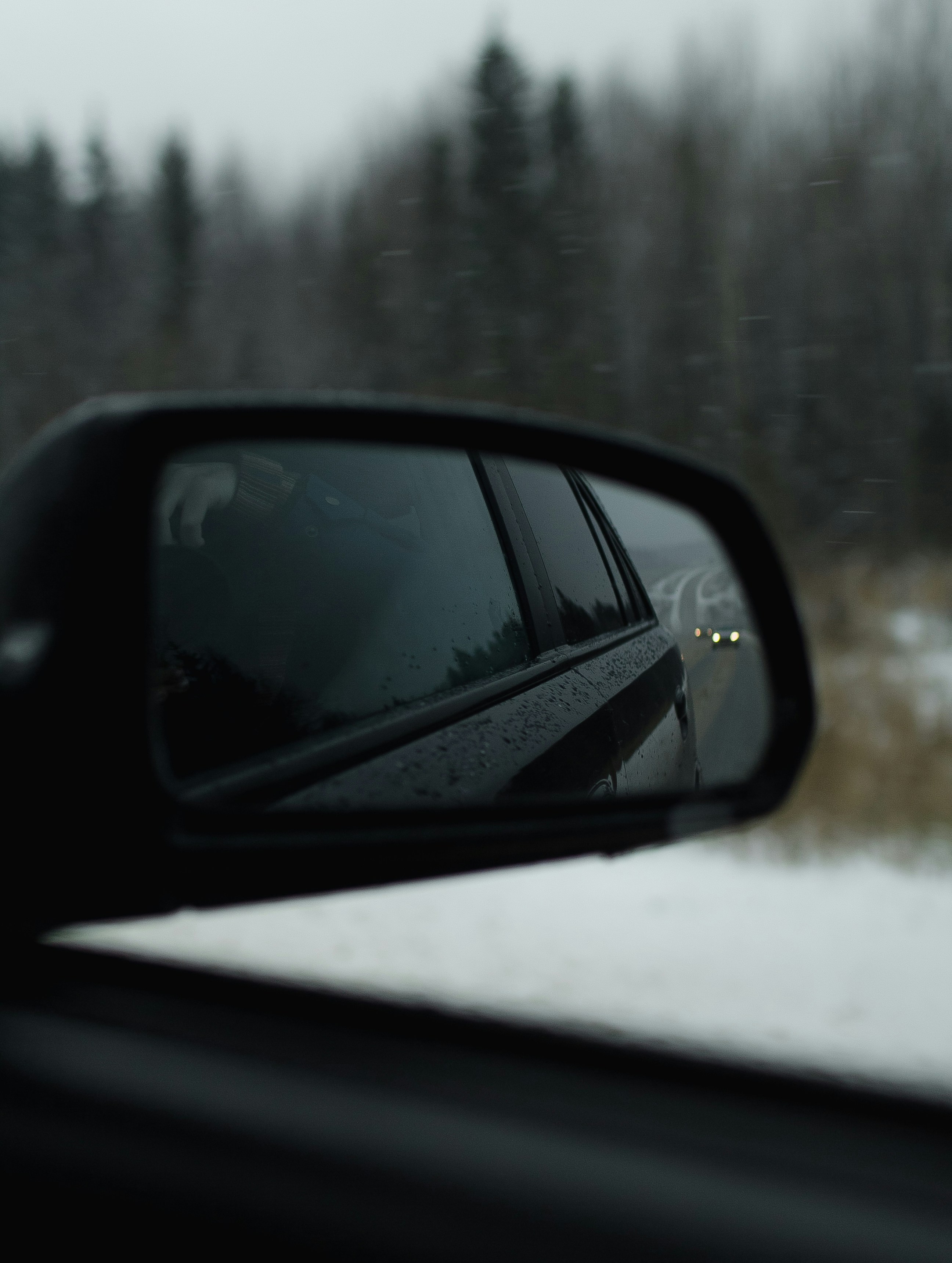 Lors D'une Chute De Neige, On Voit Un Rétroviseur Latéral Couvert De Neige Mouillee Par Une Vitre Ouverte 2m7tbwf