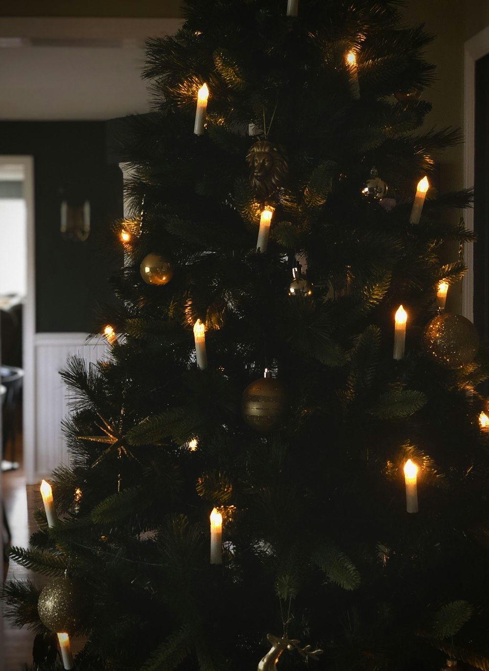 uma árvore de Natal iluminada em uma sala de estar