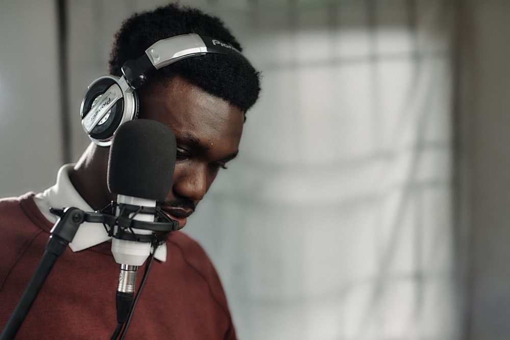 Un hombre con auriculares y un micrófono