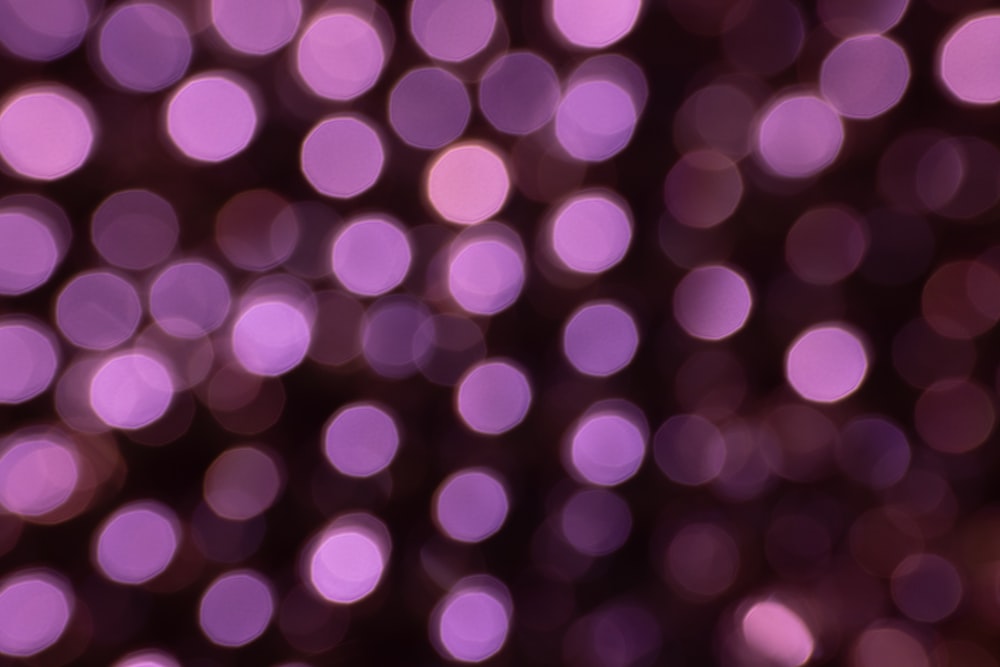 Una foto borrosa de luces púrpuras en la oscuridad