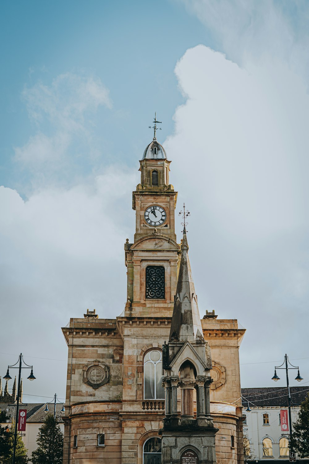 Un gran edificio con una torre del reloj en la parte superior