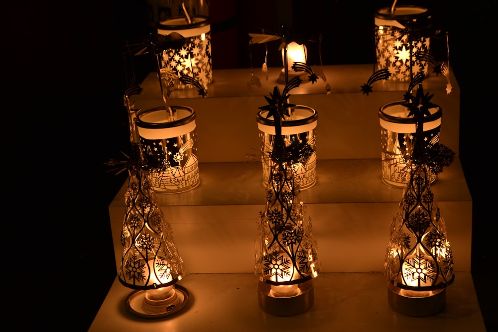 um grupo de velas sentadas em cima de uma mesa