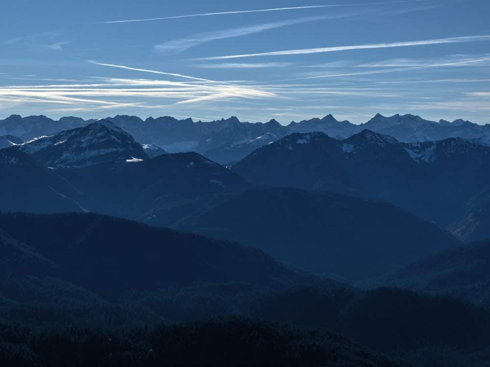 Una vista de una cadena montañosa con algunas nubes en el cielo