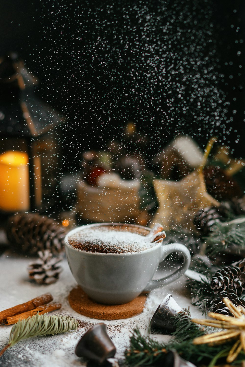 Eine Tasse heiße Schokolade auf einem Tisch