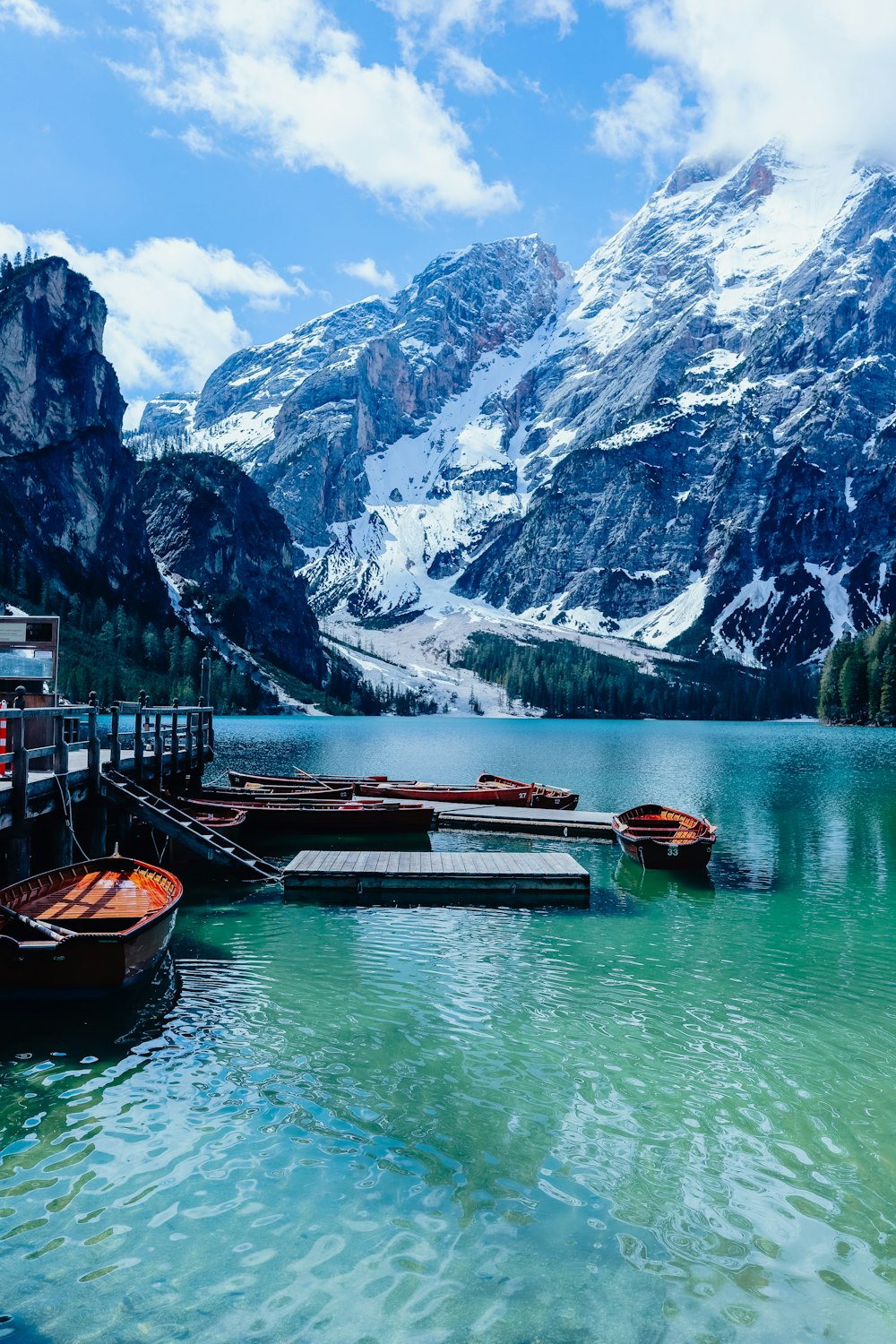 a group of boats sitting on top of a lake