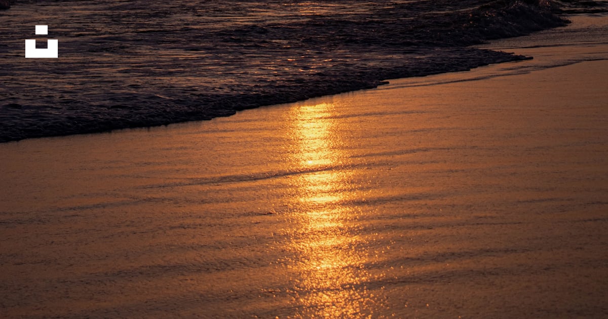 The sun is setting over the ocean on the beach photo – Free Panama city
