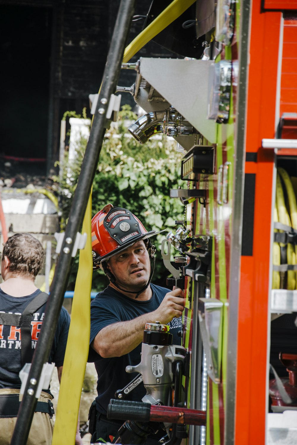 Un homme portant un casque de sécurité travaillant sur une machine