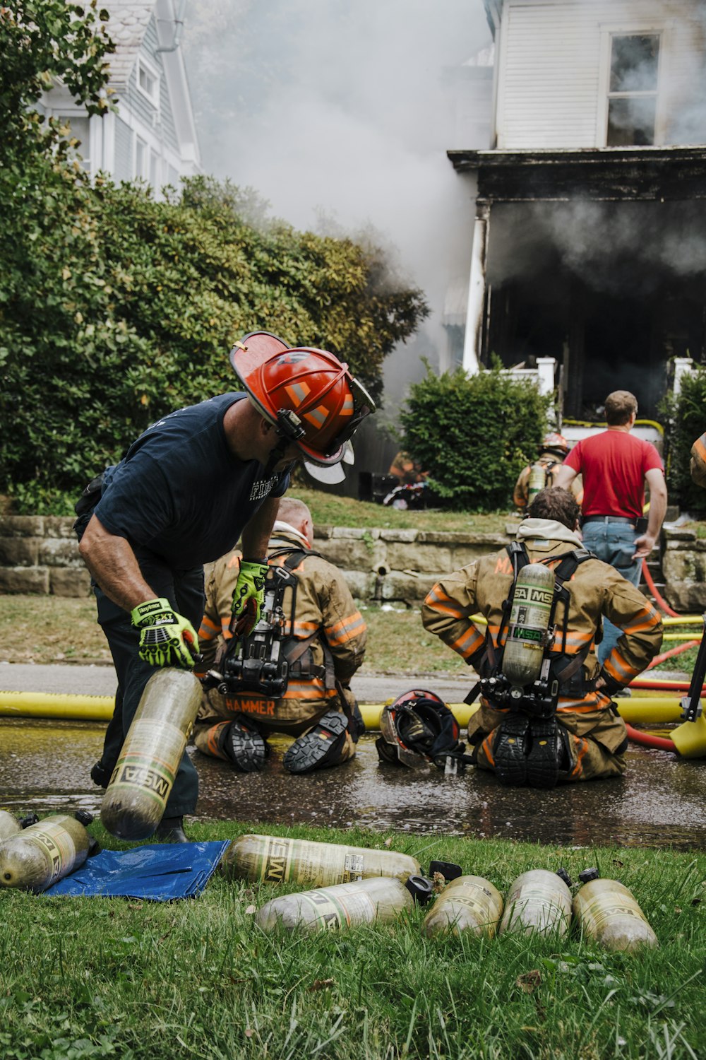 Un gruppo di pompieri in piedi intorno a un idrante