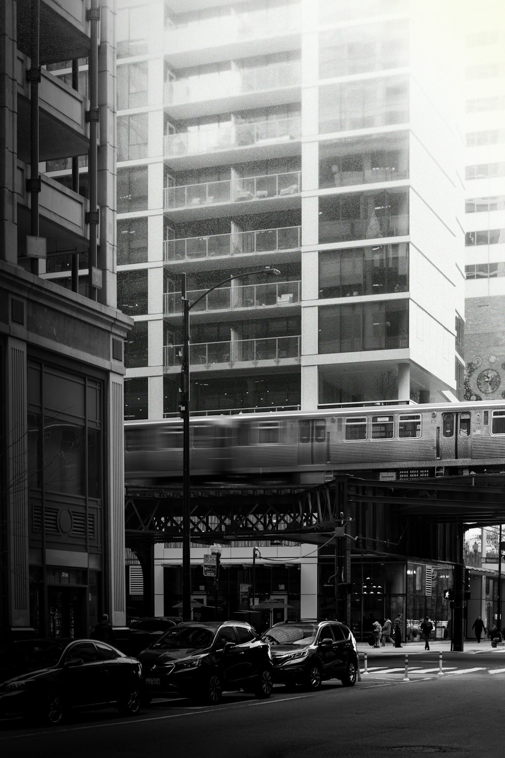 Une photo en noir et blanc d’une rue de la ville