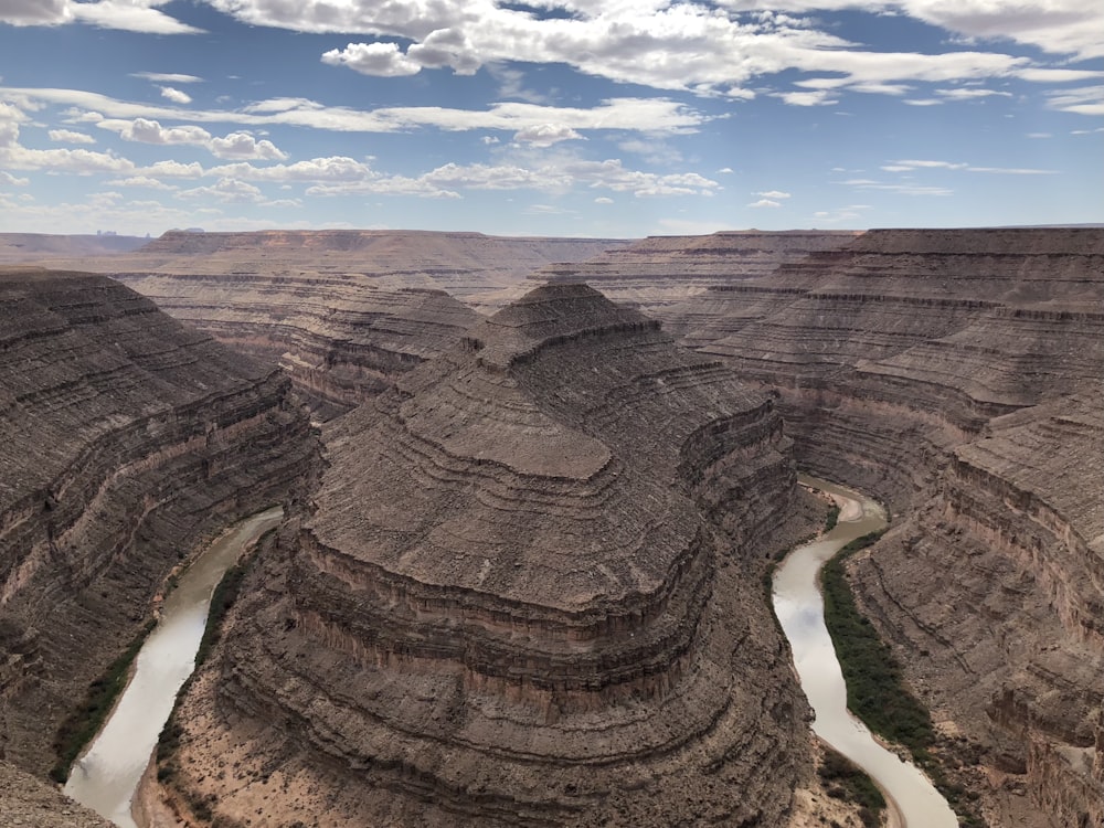 Una vista de un cañón con un río que lo atraviesa